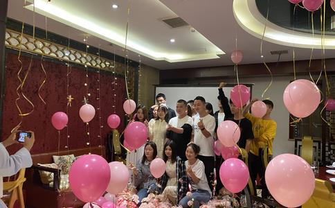 厦门小伙上演创意求婚 征集520名路人祝福向女友求婚