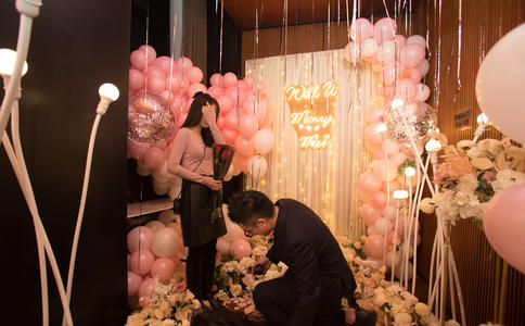 武汉长江大桥创意求婚 假如他日相逢，我将何以贺之?