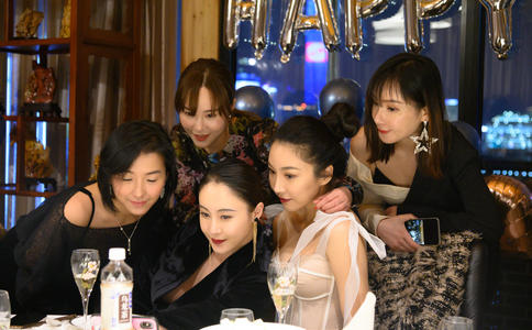 三亚旅拍婚纱照拍摄主题元素有什么_婚纱照
