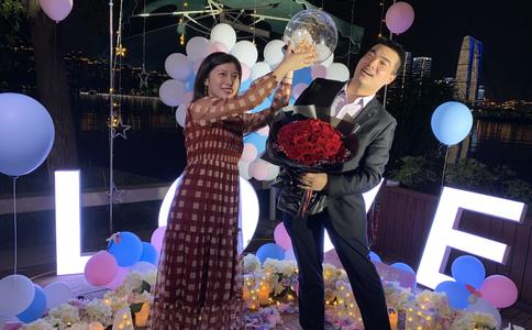 南京喷泉广场上上演浪漫求婚 不经意的时候给她一个惊喜