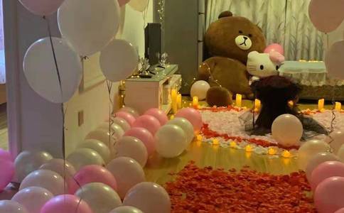 盐城师范学院上演求婚门：3年大学恋修成正果