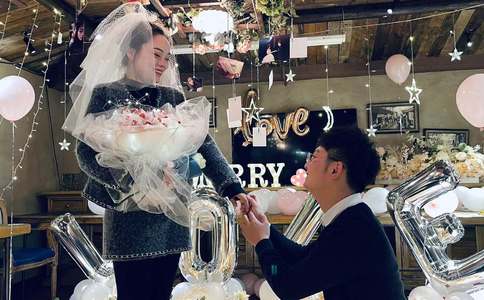 珠海柠溪文化广场求婚：小伙情人节浪漫求婚，女主角含泪答应