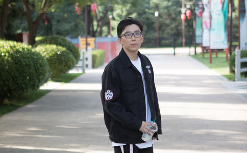 东莞大剧院广场上演求婚记：男子300朵玫瑰花300支蜡烛浪漫求婚