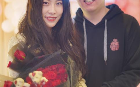 两克拉戒指多大_结婚