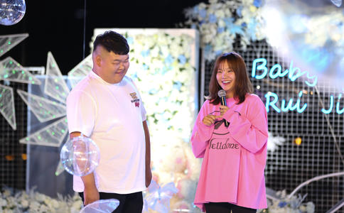 无锡小伙高铁求婚 车厢众乘客共同见证幸福