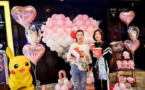 浪漫百人福州求婚：男子广场扮灰太狼 收获美女芳心