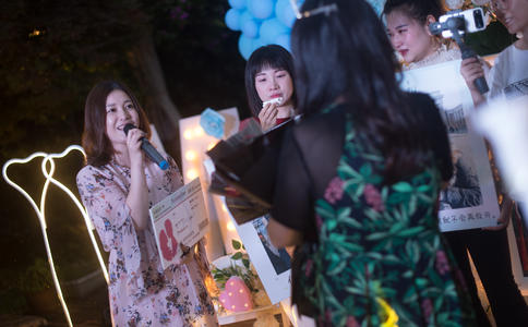 订婚婚戒还真不是戴无名指的哦！_订婚