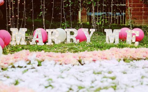 伴娘小礼服该如何选择_婚纱礼服