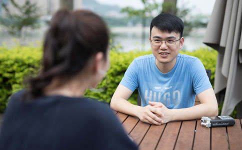 沈阳男子辽大浪漫求婚：研究生女友毕业典礼感人求婚