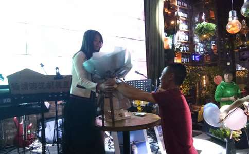 白金钻石戒指与K金钻戒谁更好_结婚