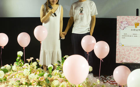 不同类型的婚礼蛋糕顶部装饰_婚礼