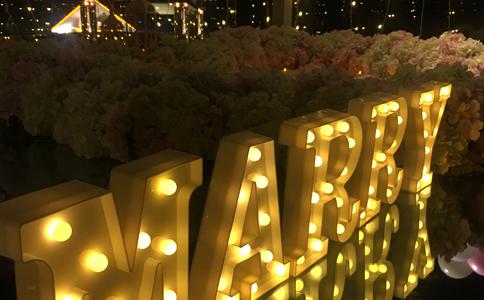 8个非传统新娘送伴娘的礼物！_新娘