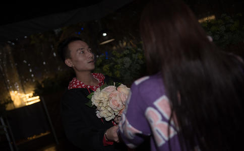 男子义乌求婚：秀湖公园浪漫上演 只为给她一次惊喜